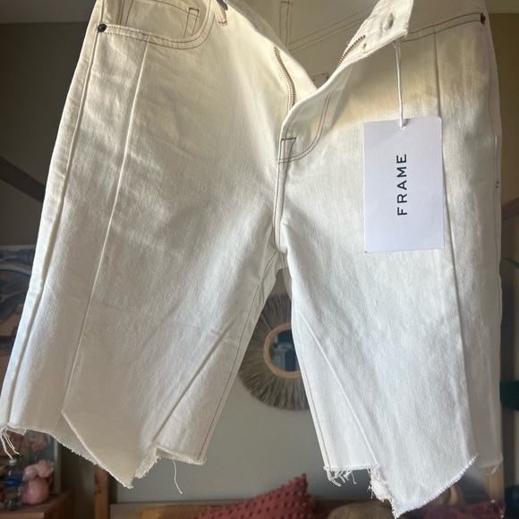 Frame Denim Pants - Le Vintage Bermuda Jagged Edge in Vintage White
FRAME  size 26